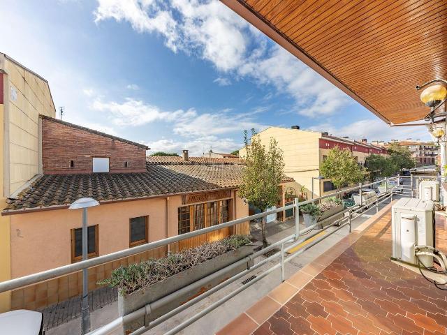 Casa en venta en Santa Eulàlia de Ronçana. Vive en el Corazón de Santa Eulalia Casa de 4 Hab. con Parking doble y lista para Entrar a vivir. Casas Santa Eulàlia de.
