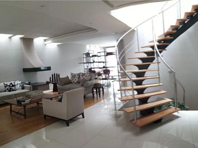 CASA EN VENTA EN CUMBRES DE SANTA FE CON JARDÍN