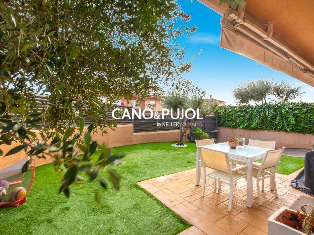 Casa en venta en Santa Perpètua de Mogoda. CASA ADOSADA ESQUINERA CON JARDÍN PRIVADO DE 175 m Y BUHARDILLA. Casas Santa Perpètua de.