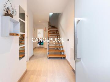Casa en venta en Santa Perpètua de Mogoda. CASA ADOSADA ESQUINERA CON JARDÍN PRIVADO DE 175 m Y BUHARDILLA. Casas Santa Perpètua de.