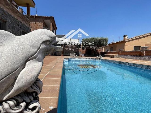 Chalet en venta en calle De Santa Maria, Santa Perpètua de Mogoda, de 165 m² 5 habitaciones por 549.000