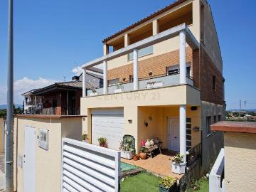 Casa en venta en Santa Perpètua de Mogoda. Casa única con ascensor privado, 5 terrazas y jardín en La Florida, espacio y privacidad en estado puro. Casas Santa Perpètua de.