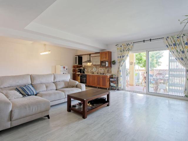 Casa en venta en Santa Perpètua de Mogoda. Chalet independiente con ascensor y apartamento de invitados en La Florida, una excelente oportunidad patrimonial. Casas Santa Perpètua de.