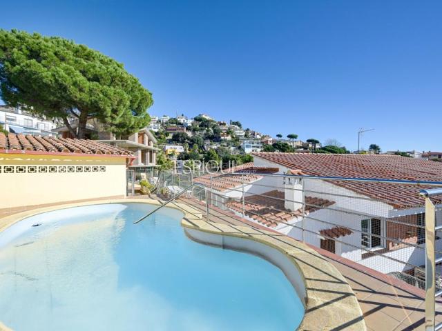 Casa en venta en Santa Susanna. Casa con licencia turística, dos viviendas independientes, piscina y vistas al mar en Santa Susanna. Casas Santa.