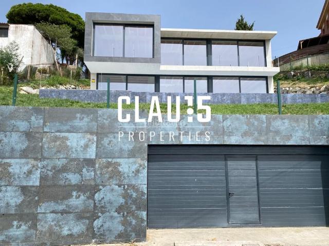 Casa en venta en Santa Susanna. Casa en venta con vistas al mar y piscina infinita en Santa Susanna. Casas Santa.