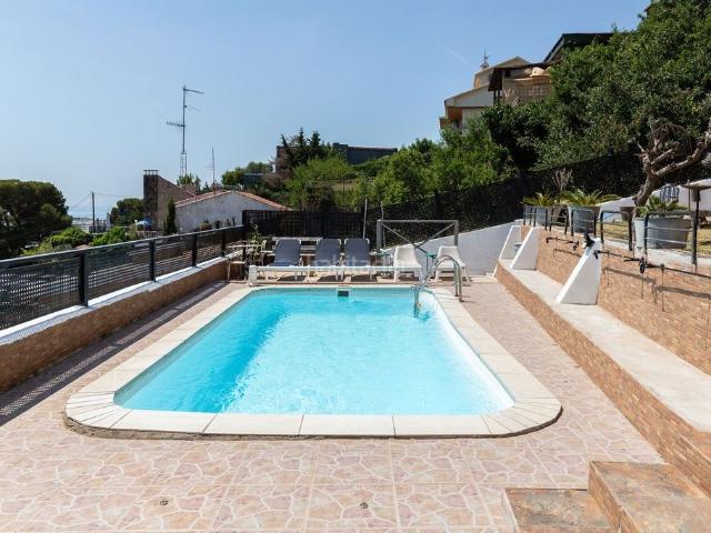 Casa en venta en Santa Susanna. Chalet con piscina y vistas panorámicas al mar en Santa Susanna. Casas Santa.