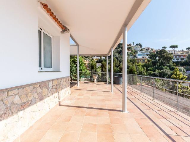 Casa en venta en Santa Susanna. Chalet en Santa Susanna con licencia turística y apartamento independiente. Casas Santa.
