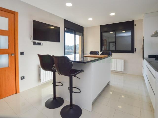 Casa en venta en Santa Susanna. Espectacular casa construïda lany 2017, amb 290 m sobre una parcella de 1.200 m, situada en una zona tranquilla amb impressionants. Casas Santa.