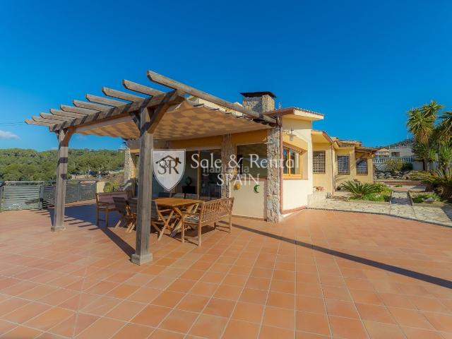 Casa en venta en Santa Susanna. EXCLUSIVA CASA DE GRAN TAMAÑO, TERRENO LLANO, GARAJE Y VISTAS AL MAR EN SANTA SUSANNA. Casas Santa.