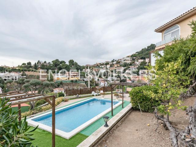 Casa en venta en Santa Susanna. Lujo frente al mar en Santa Susanna con Piscina. Casas Santa.