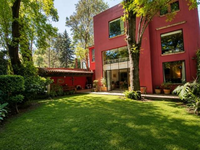 Casa en Venta en Santa Teresa | 3 Recámaras, Jardín y 5 Estacionamientos
