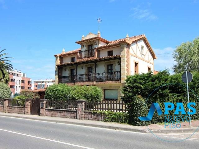 Chalet en venta en Santander, Alisal San Román. Original casa independiente de estilo montañés en Santander con jardín. Chalets.