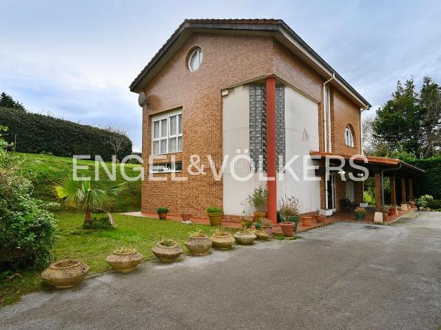 Casa en venta en Santander, Alisal San Román. Exclusiva casa con terraza, gran terreno y excelentes vistas en Santander. Casas.