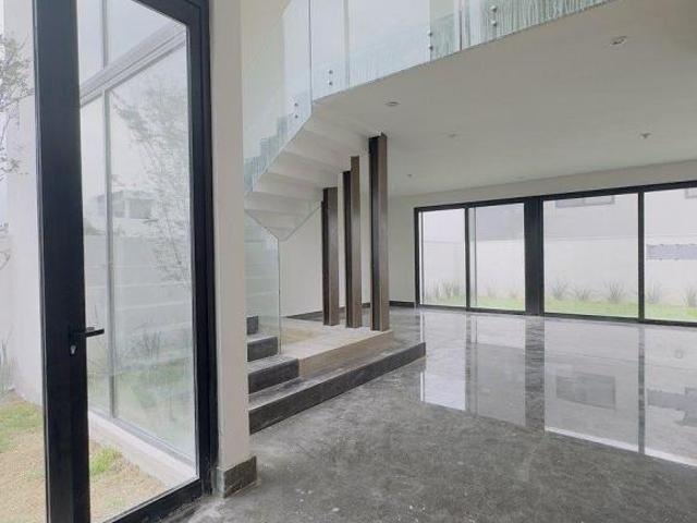 CASA EN VENTA EN SANTIAGO,NL – Con 4 recámaras una en PLANTA BAJA y Jardín