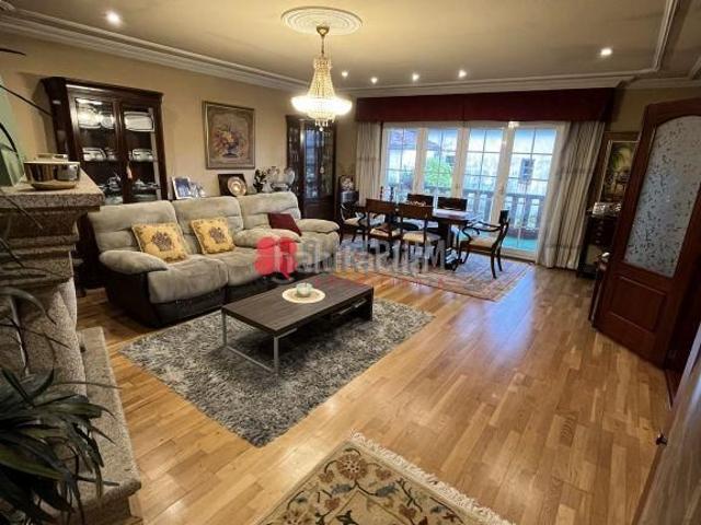 Casa en venta en Santiago de Compostela, Parroquias de Santiago. Se vende amplia vivienda unifamiliar en Rúa Muros, Santiago de Compostela. Casas Santiago de.