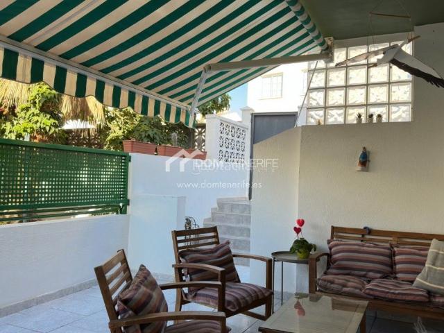 Casa en venta en Santiago del Teide, Puerto de Santiago. Descubra esta casa adosada de 3 dormitorios y 2 baños recientemente renovada en el tranquilo vecindario de Playa de la Arena, Puer. Casas.