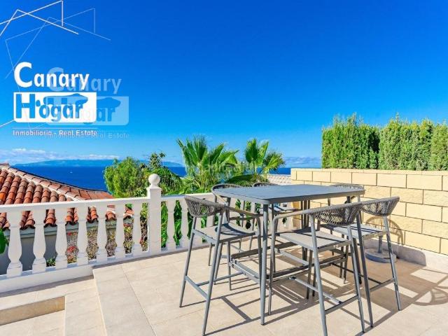 Casa en venta en Santiago del Teide, Puerto de Santiago. Exclusiva villa de alto nivel ubicada en una de las zonas más valoradas del sur de Tenerife, con vistas abiertas al océano y a las. Casas.