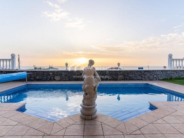 Casa en venta en Santiago del Teide, Puerto de Santiago. Villa de lujo en venta en Playa La Arena, Tenerife, ubicada a solo 150 metros del océano y ofreciendo impresionantes vistas panorá. Casas.