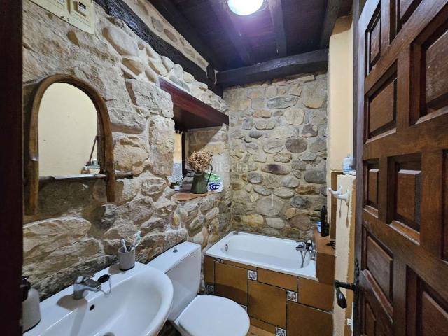 Casa en venta en Santiurde de Toranzo. Casa de piedra con terreno. Casas Santiurde de.