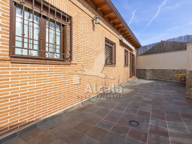 Casa en venta en Santos de la Humosa Los. UNA CASA CON PERSONALIDAD, DOS CHIMENEAS Y UNAS VISTAS DE MADRID QUE TE ENAMORARÁN. Casas Santos de la Humosa.