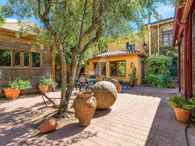Casa en venta en Santorcaz. A SOLO 45 MINUTOS DE MADRID, UNA CASA ÚNICA DE MÁS DE 500 M, CON SEIS SUITES Y UN PATIO CREADO PARA DISFRUTAR. Casas.