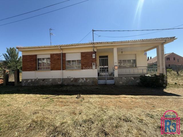 Casa en venta en Santovenia de la Valdoncina. Casa en planta con 1300 m de parcela cerca de León. Casas Santovenia de la.