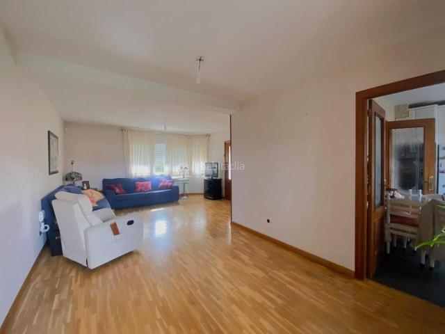 Casa en venta en Sariegos. Chalet adosado en la Urbanización Monteléon. Casas.
