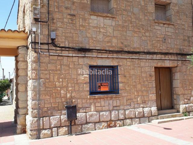 Casa en venta en Sariñena. Casa de piedra en la plaza de pueblo con local. Casas.