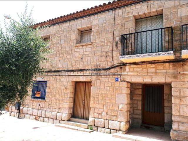 Casa en venta en Sariñena. Casa de piedra en la plaza de pueblo con local. Casas.