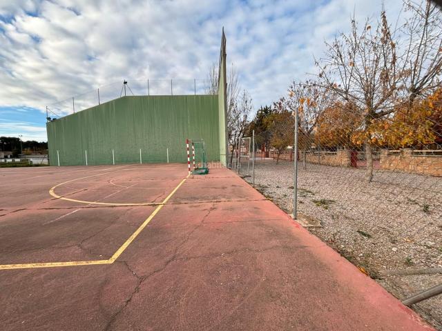 Chalet en venta en Sariñena. CASA PARCELA DE PLANTA BAJA para REFORMAR, muy cómoda. CARTUJA MONEGROS. Chalets.