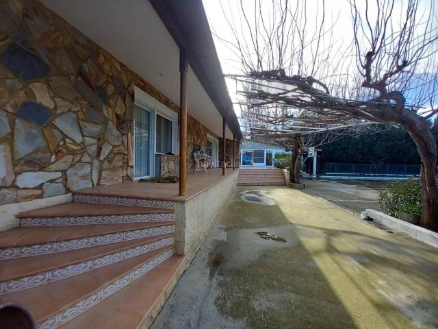 Casa en venta en Sariñena. FINCA CON CHALET EN SARIÑENA. Casas.