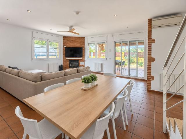 Casa en venta en Saus, Camallera i Llampaies. CASA A 4 VIENTOS CON JARDÍ, PISCINA Y LICENCIA TURÍSTICA EN CAMALLERA. Casas Saus, Camallera i.