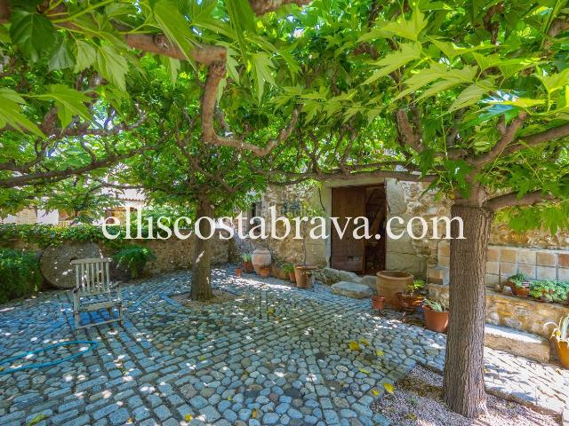 Casa en venta en Saus, Camallera i Llampaies. Propiedad atípica con capilla y piscina privada. Casas Saus, Camallera i.
