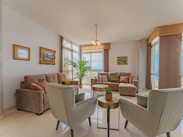 Casa en venta en Sauzal El. Amplia propiedad para uso comercial o privado en ubicación privilegiada con vistas de ensueño. Casas Sauzal.