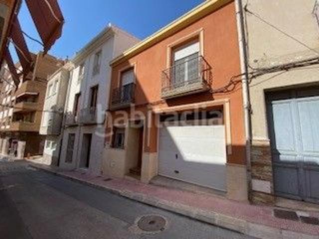 Casa en venta en Sax. Una casa con alma en el corazón de SaxImagina vivir en una casa donde cada rincón está pensado para disfrutarUbicada en pleno casc. Casas.