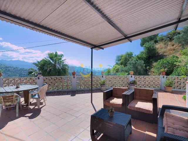 Casa en venta en Sayalonga. CASA RURAL con 3 DORMITORIOS, PISCINA CLIMATIZADA, TERRAZAS y PARCELA DE 1200 m2 SAYALONGA. Casas.