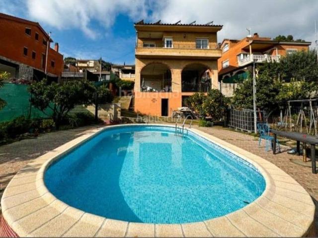 Casa en venta en Sentmenat. Descubre esta impresionante casa distribuida en tres plantas, diseñada para ofrecer comodidad, privacidad y amplitud. Casas.