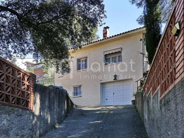 Casa en venta en Sentmenat. Exclusividad, espacio y potencial de inversión en Pedra Santa. Casas.