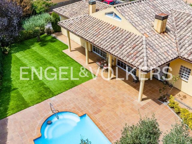 Casa en venta en Seva. Casa completa en una planta con piscina. Casas.