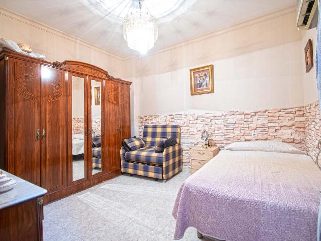 Casa en venta en Sevilla, Cruz Roja. CASA MÁS TRES LOCALES COMERCIALES. Casas.