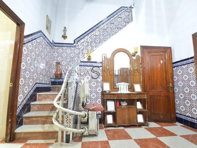 Casa en venta en Sevilla, Cruz Roja. Encanto y amplitud en un hogar acogedor junto a Av. de Miraflores. Casas.