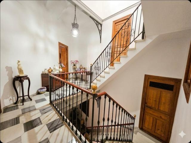 Casa en venta en Sevilla, Alfalfa Santa Cruz. Exclusiva vivienda en esquina con mirador y terraza en el Barrio de Santa Cruz. Casas.
