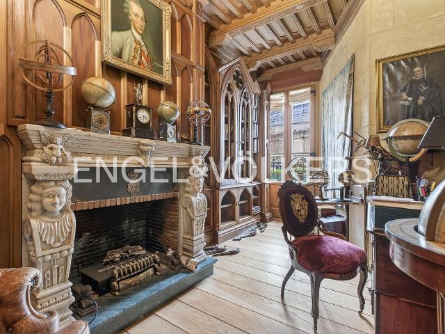 Casa en venta en Sevilla, Arenal Museo. La Singularidad Escondida en el Corazón de Sevilla. Casas.