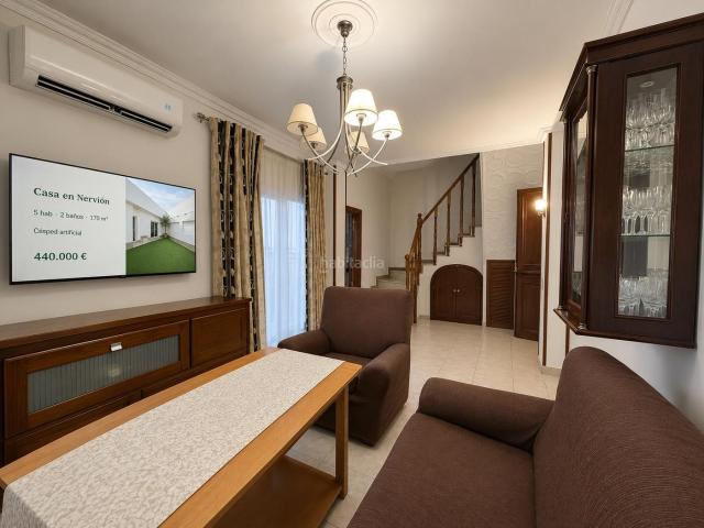 Casa en venta en Sevilla, Barrio del Nervión. Casa Independiente en Nervión Amplitud, inversión y potencial en una de las mejores zonas de Sevilla. Casas.