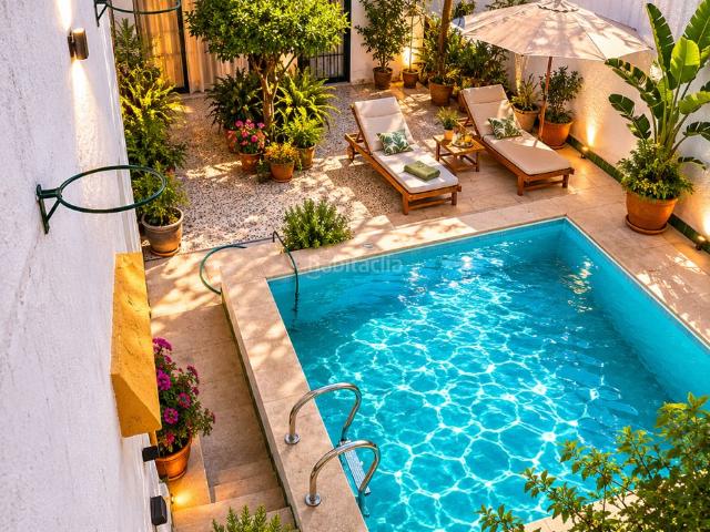 Casa en venta en Sevilla, El Cerro. ? Casa con piscina privada, patio andaluz y gran azotea. Casas.