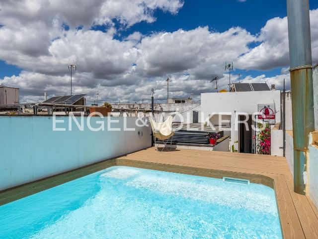 Casa en venta en Sevilla, Feria. Casa de autor con licencia turística y piscina privada arquitectura contemporánea y esencia única. Casas.