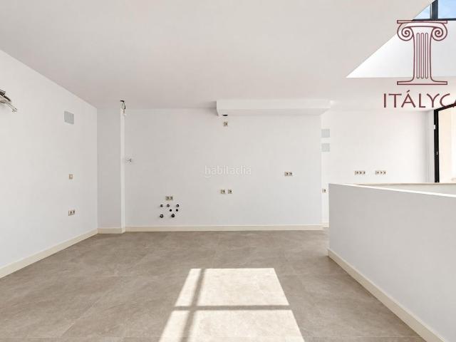 Casa en venta en Sevilla, Feria. Casa de obra nueva en venta en calle Niño Perdido. Casas.