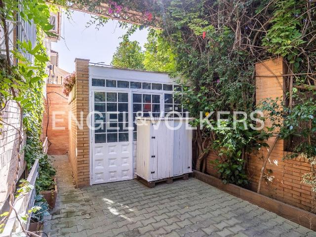 Casa en venta en Sevilla, Heliópolis. Villa independiente de gran capacidad, jardín privado y excelente potencial turístico en Sevilla. Casas.