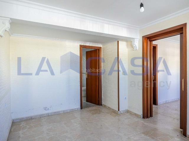 Casa en venta en Sevilla, Juan XXIII Rochelambert. Casa de dos plantas con azotea en Juan XXIII. Casas.