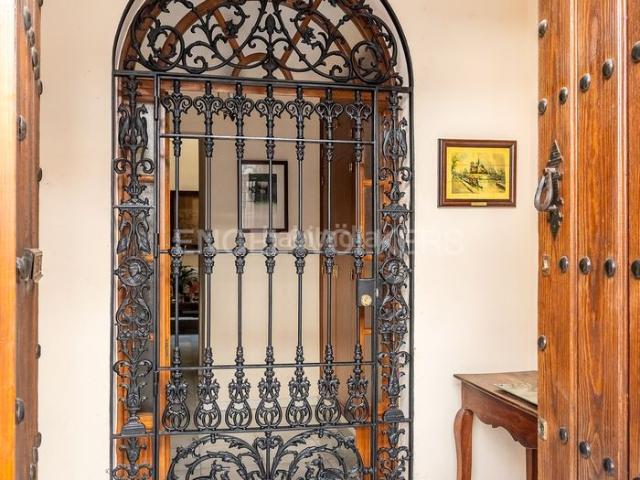 Casa en venta en Sevilla, Los Remedios. Exclusiva CASA unifamiliar con garaje y ascensor en Los Remedios, junto a Plaza de Cuba. Casas.